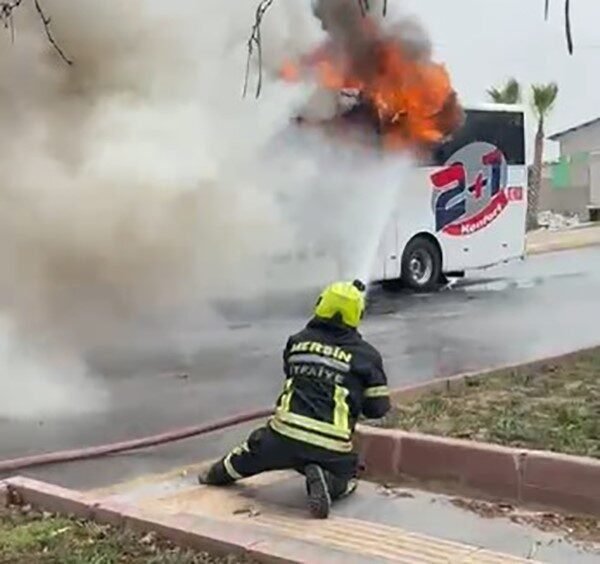 Mersin’de seyir halindeki bir yolcu otobüsü henüz bilinmeyen bir nedenle