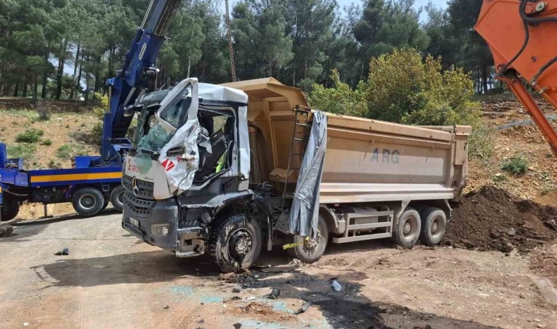 Kahramanmaraş’ta yükünü boşaltırken devrilen kamyonun altında kalan sürücü hayatını kaybetti.