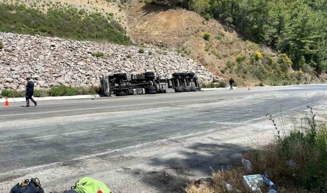 Antalya’nın Gazipaşa ilçesinde zift yüklü tankeri taşıyan tırın devrilmesi sonucu