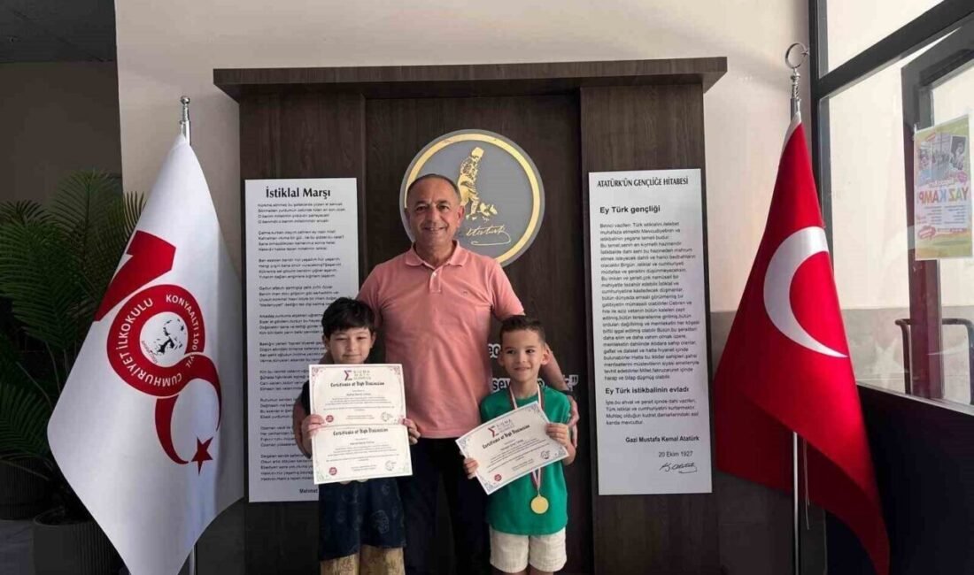 Antalya’nın Konyaaltı ilçesinde eğitim veren 100. Yıl Cumhuriyet İlkokulu’nun öğrencileri,