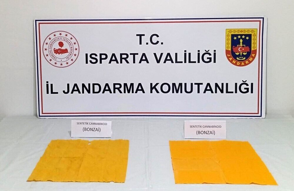 12 bin 800 kullanımlık bonzai sevkiyatı jandarma operasyonuyla engellendi Isparta İl Jandarma Komutanlığı’nın Eğirdir’de düzenlediği uyuşturucu operasyonunda 3 şüpheli