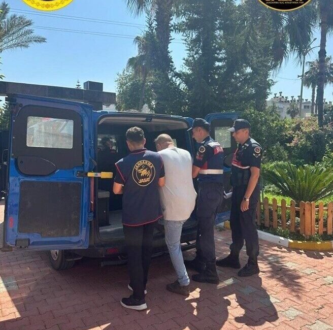 Antalya’nın Finike ilçesinde, hakkında 11 ayrı suçtan kesinleşmiş 25 yıl