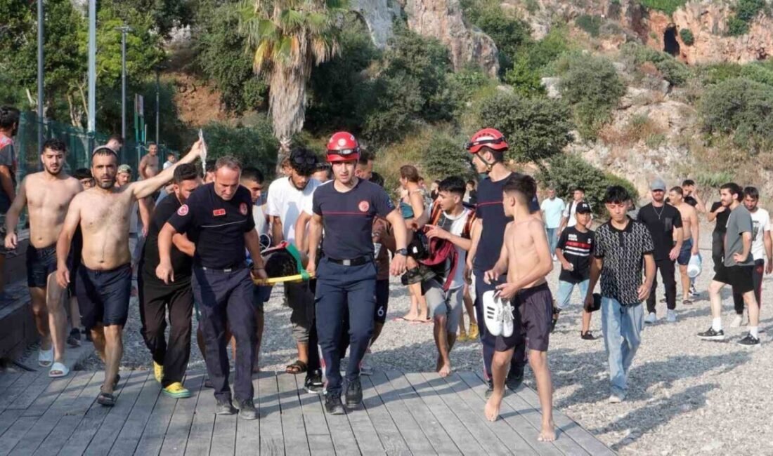 Antalya’da 40 metrelik falezlerden denize atlayarak suya çakılan ve ağır
