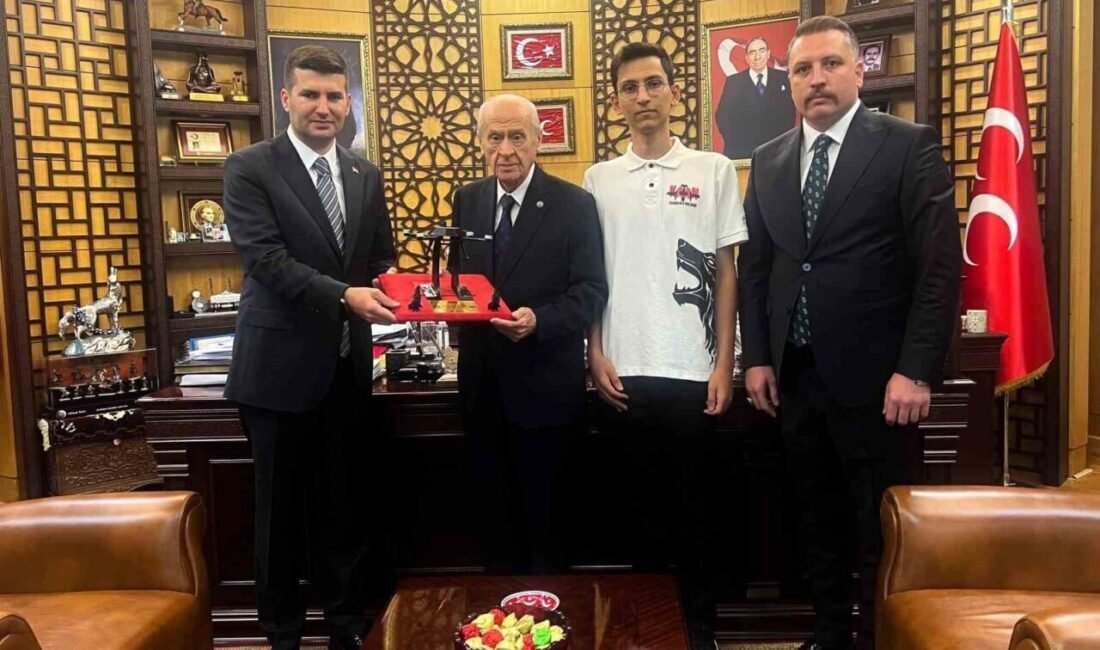 ABD yolundaki ‘TÜRKHAN’ MHP Lideri Bahçeli’ye hediye edildi ABD’de düzenlenecek yarışmada Türkiye’yi temsil edecek olan insansız hava aracı