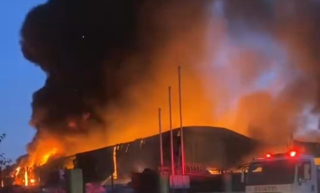 Adana’da geri dönüşüm fabrikasında çıkan yangını itfaiye ekipleri söndürmek için