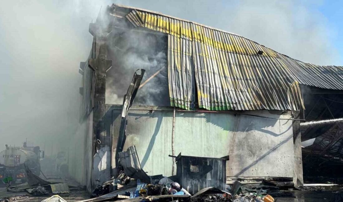 Adana’da geri dönüşüm fabrikasında çıkan yangın itfaiye ekiplerinin müdahalesi sonucu