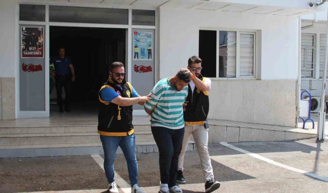 Adana’da komşu sevmeyen şüpheli 7 araca zarar verdi Adana’da gece saatlerinde 7 aracın lastiklerini patlatıp, camlarına ve aynalarına