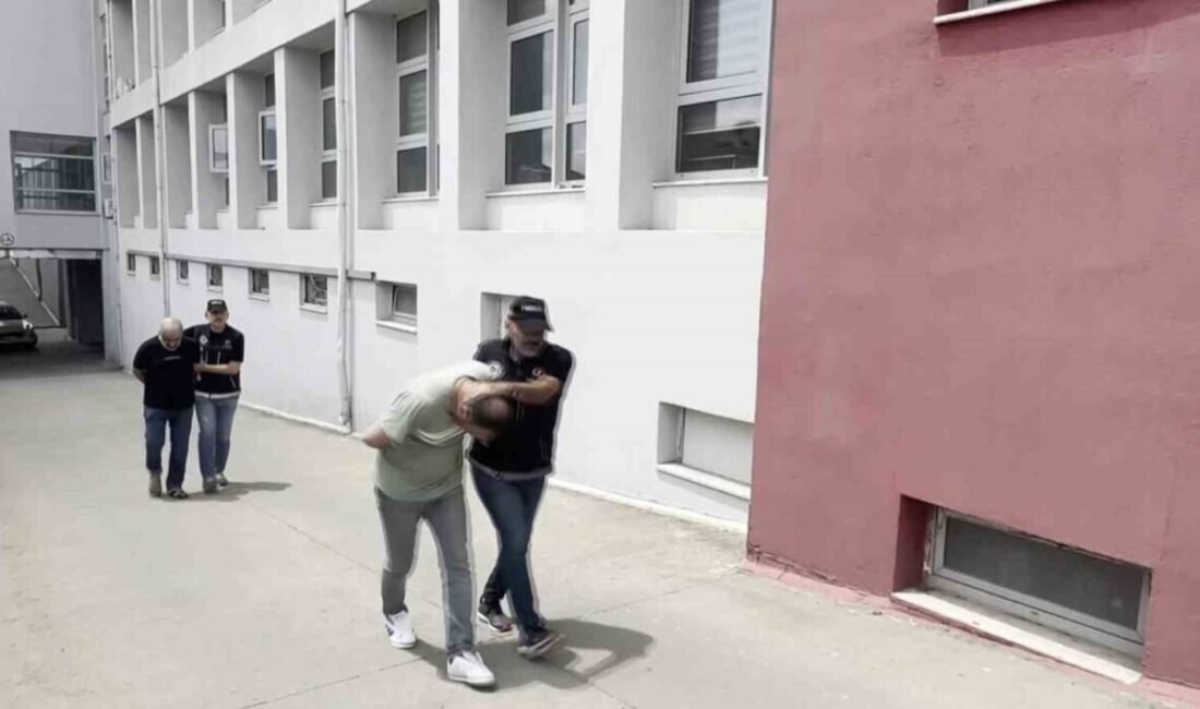 Adana’da uyuşturucu satıcılarına yönelik düzenlenen operasyonda 2 torbacı tutuklandı. Alınan