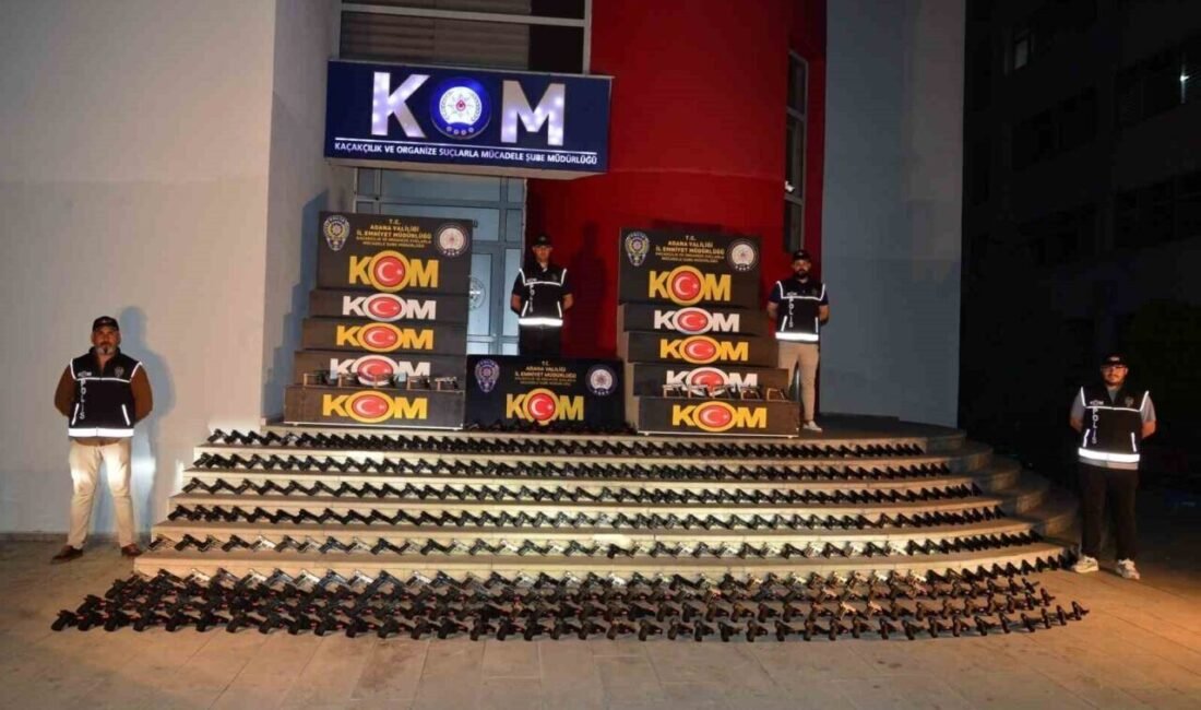 Adana’da polis ekiplerince durdurulan tırda traktör ve tarım ekipmanlarının içine