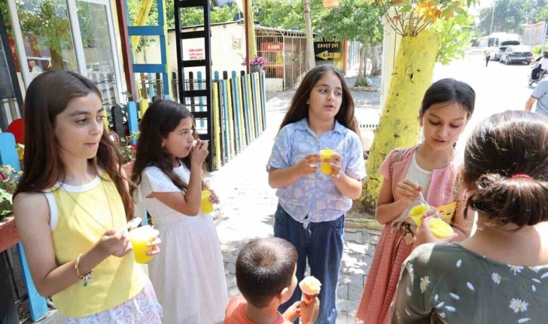Sıcaklığı ile bilinen Adana’nın Kozan ilçesinde öğrencilere karne hediyesi olarak