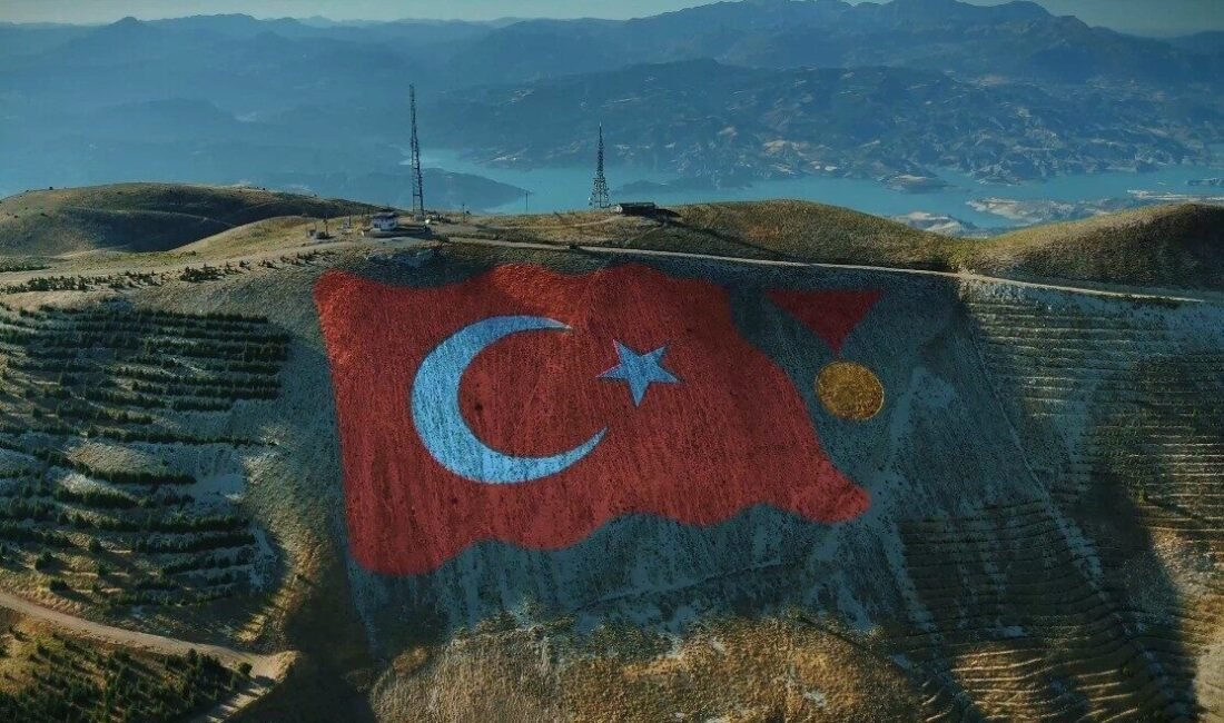 Kahramanmaraş’ta dünyanın en büyüğü olarak 38 bin metrekarelik Türk bayrağı