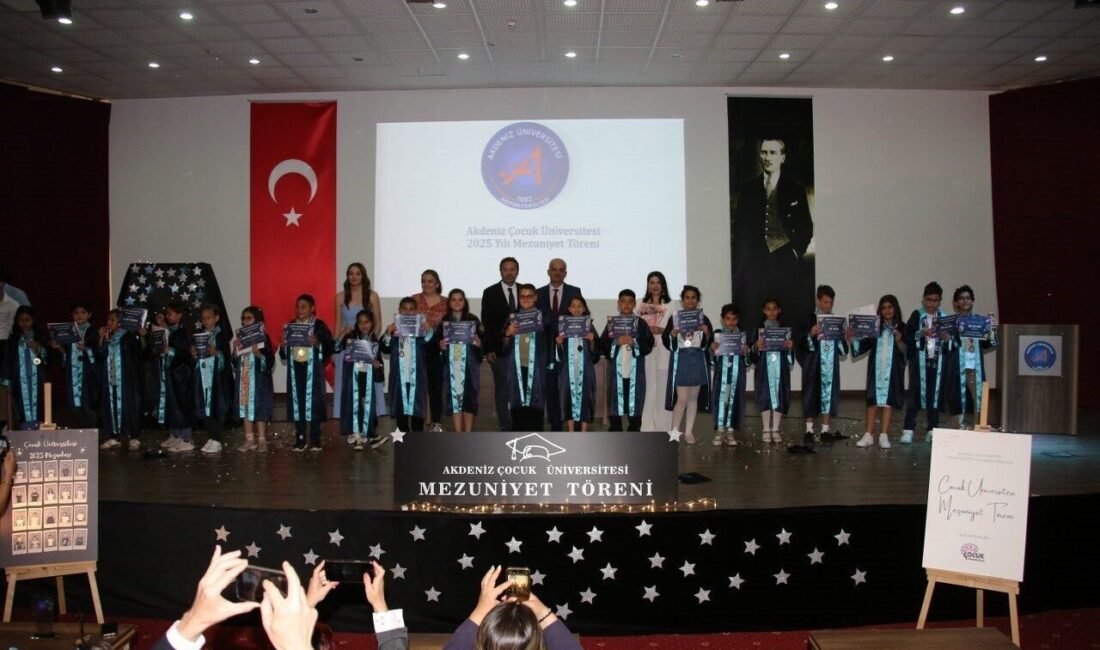 Akdeniz Çocuk Üniversitesi’nden 20 öğrenci mezun oldu. Törende, Hatay’daki depremde