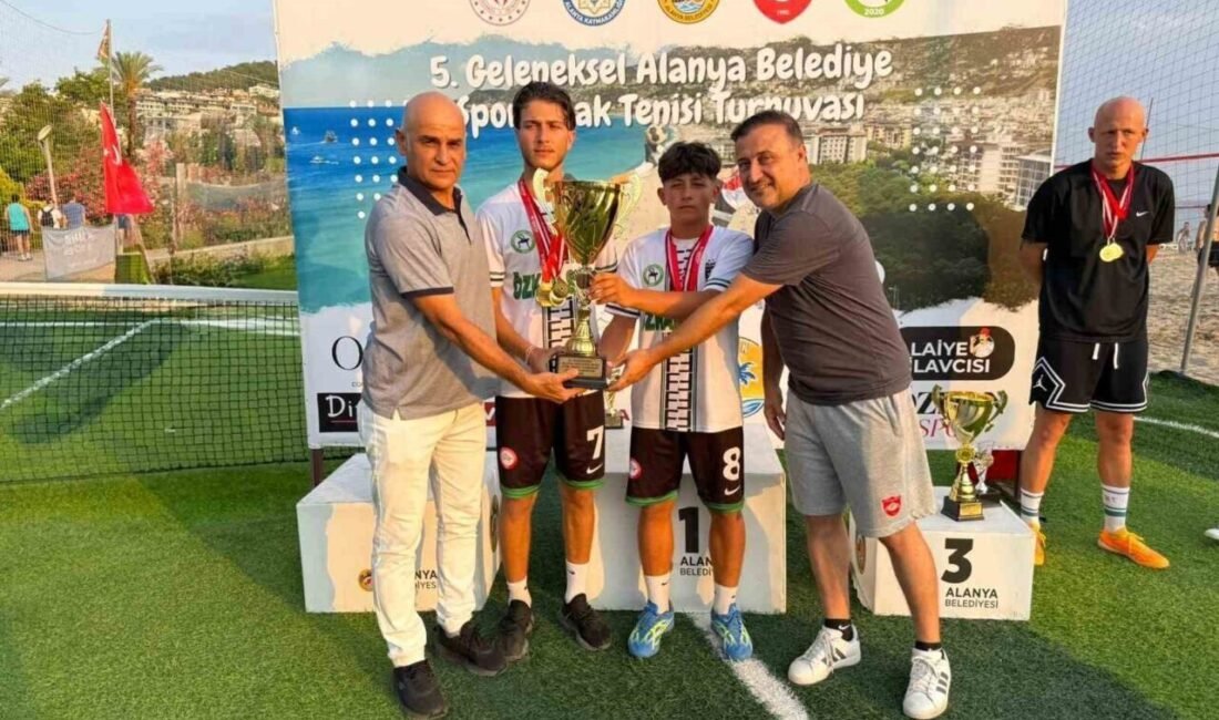 Alanya’da bu yıl beşincisi düzenlenen Geleneksel Alanya Belediyespor Ayak Tenisi