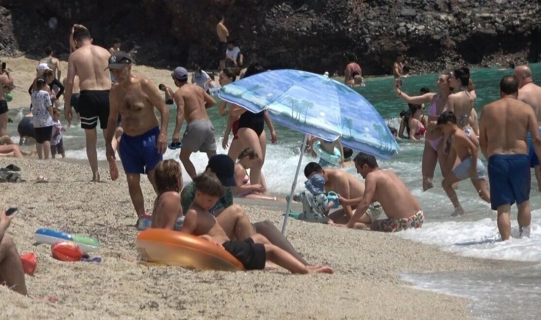 Antalya’nın Alanya ilçesinde Kurban Bayramı tatilinin başlamasıyla birlikte tatilciler plajları