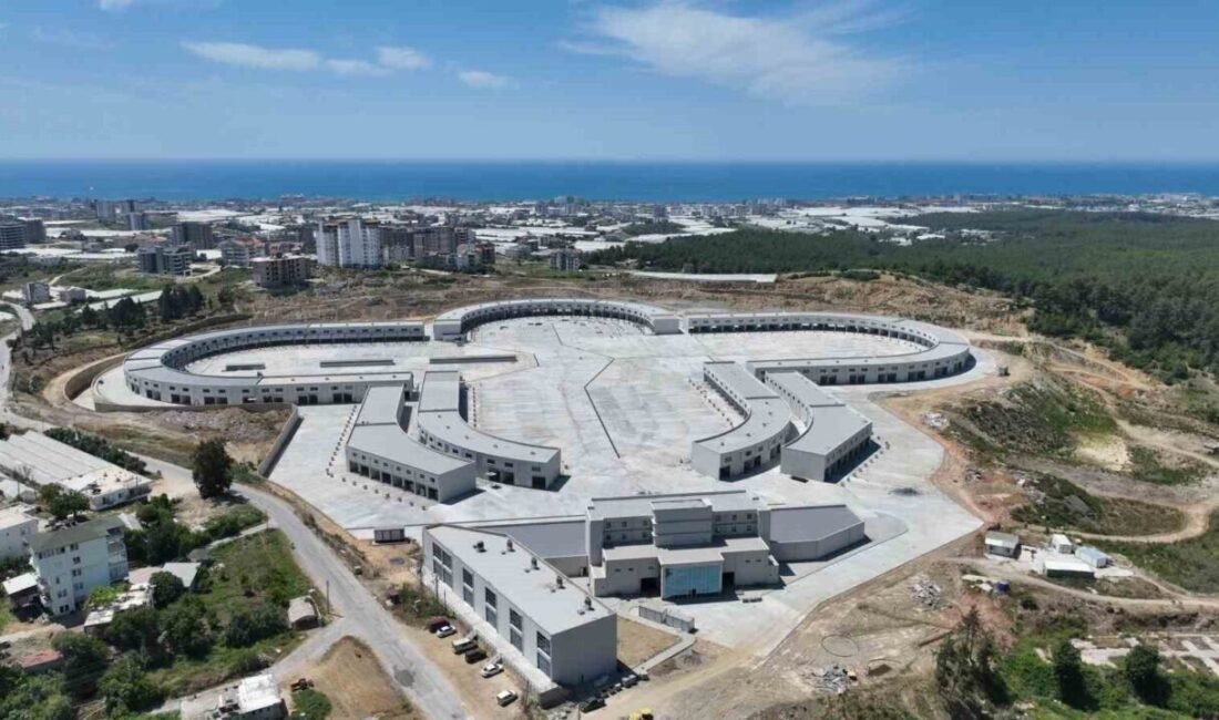 Antalya Büyükşehir Belediyesi’nin Alanya ilçesinde hayata geçirdiği ve toptancı hallerini