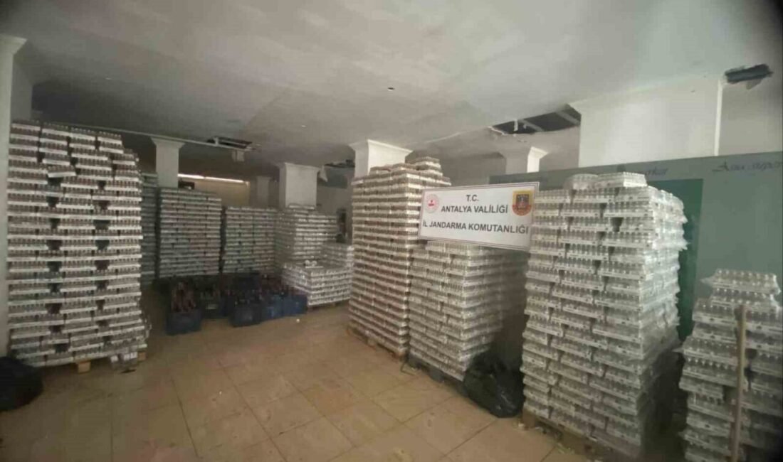 Antalya’nın Alanya ilçesinde jandarma ekipleri bir depoda 10 bin litre