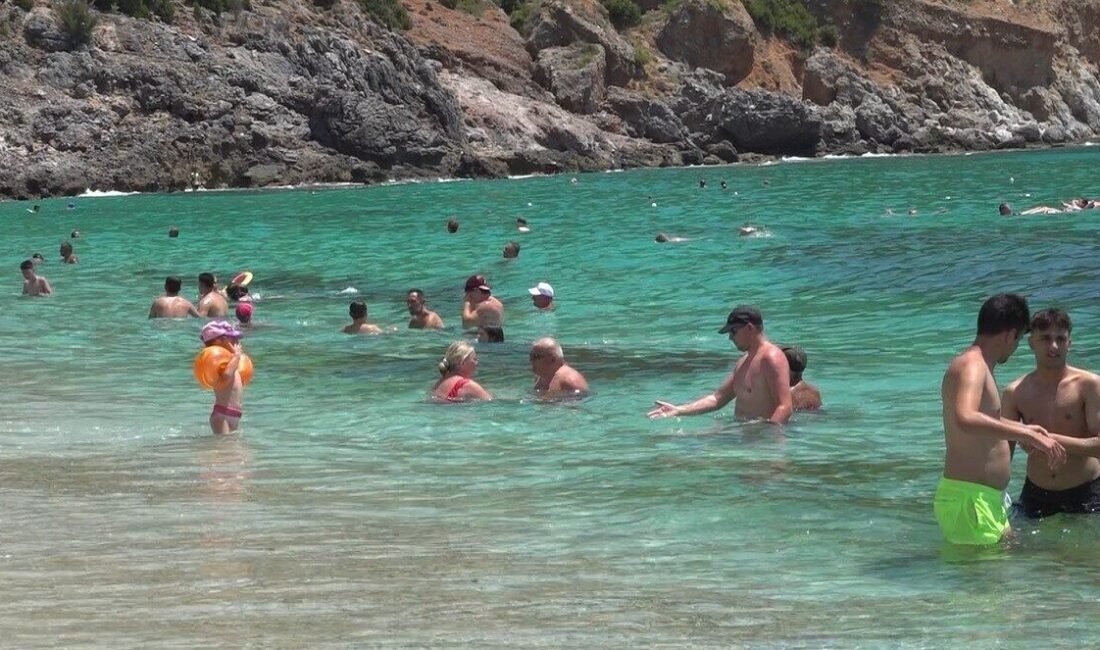 Antalya’nın Alanya ilçesinde aşırı sıcaktan bunalan yerli ve yabancı turistler