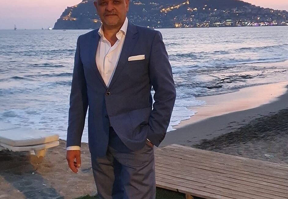 Antalya’nın Alanya ilçesinde meydana gelen trafik kazasında bir otomobil uçuruma