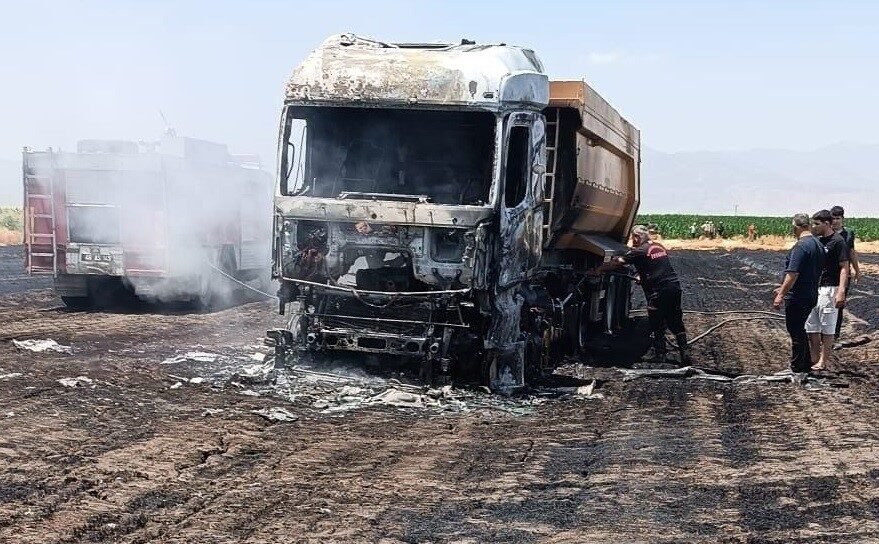 Kahramanmaraş’ta çıkan anız yangınında bir tır kullanılamaz hale geldi. Yangın,