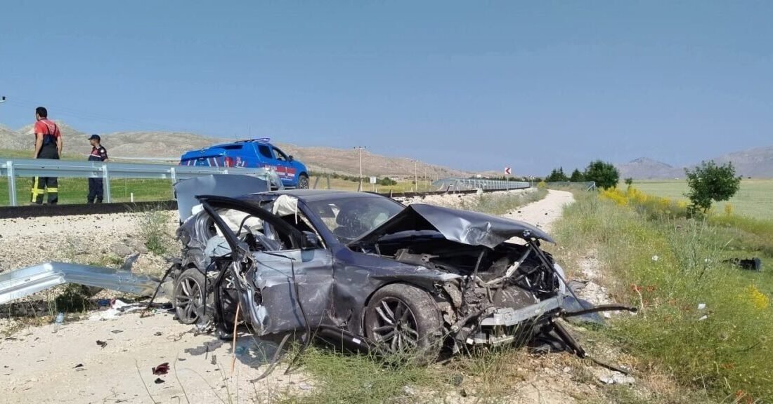 Antalya Denizli karayolunda kontrolden çıkan lüks otomobilin bariyerleri aşarak şarampole