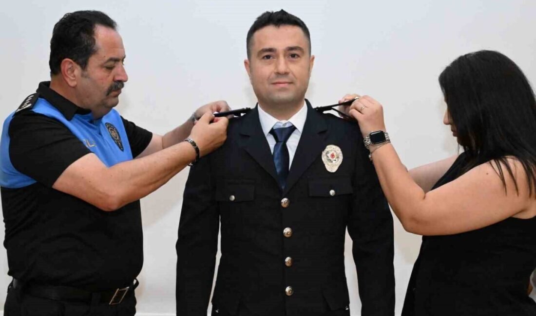 Antalya Emniyet Müdürlüğü’nde düzenlenen törende bir üst rütbeye terfi eden