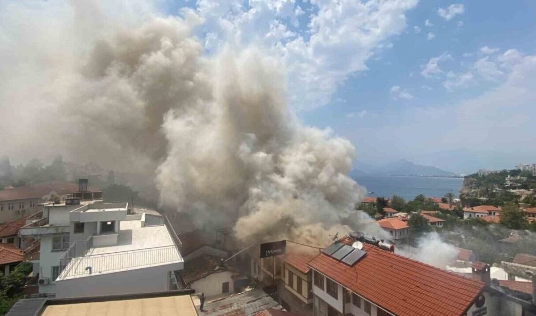 Antalya’nın tarihi Kaleiçi’nde çıkan yangın 2 saatlik çalışmanın ardından söndürüldü.