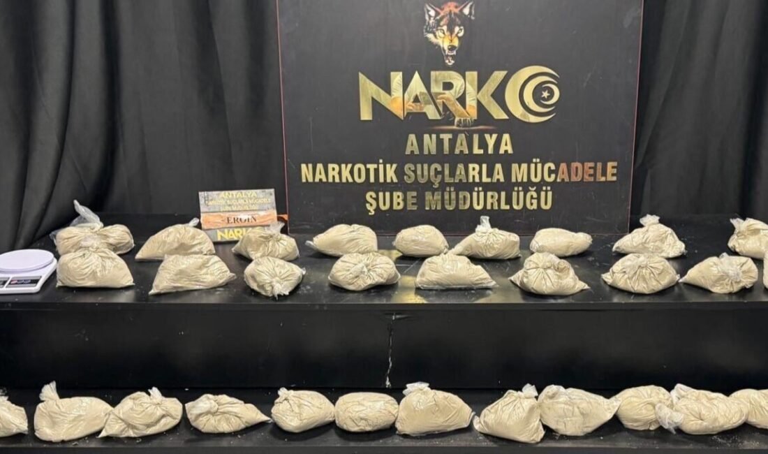 Antalya’da polisin bir eve gerçekleştirdiği operasyonda 30 paket halinde 15