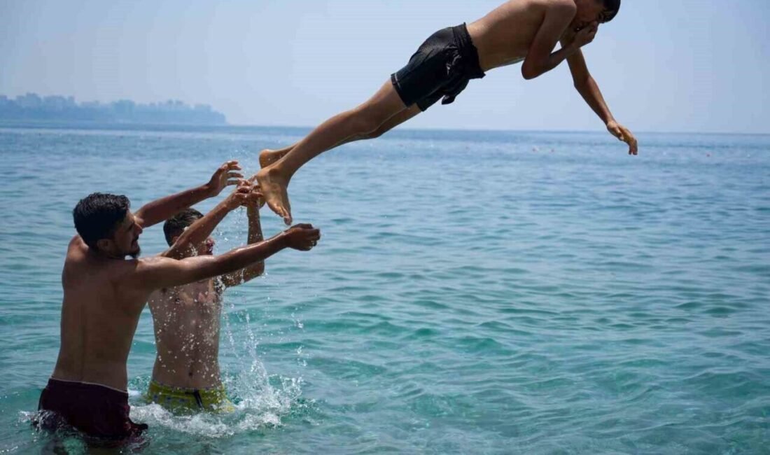 Kurban Bayramı’nın ilk gününde Antalya’da sıcaklık 37 dereceyi buldu. Sahillerde