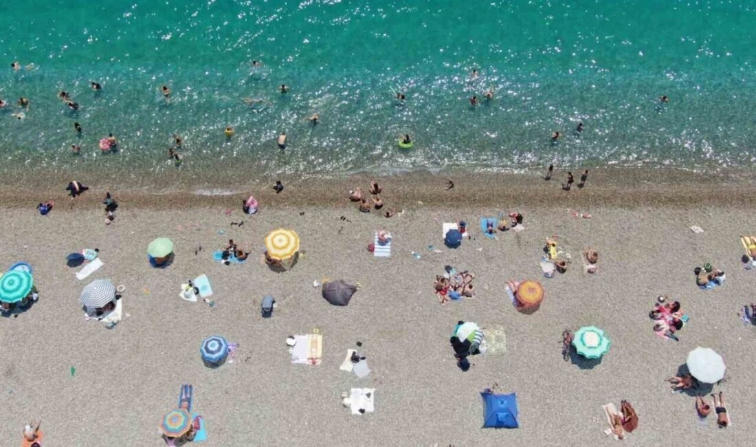 Antalya’da Kurban Bayramı’nın son gününde sıcak havayı fırsat bilen kent