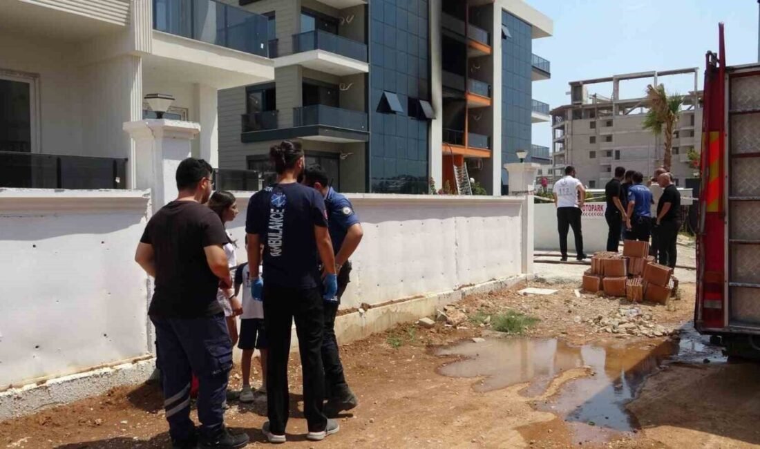 Antalya’da sabah saatlerinde 3 katlı bir binanın 1’inci katında çıkan