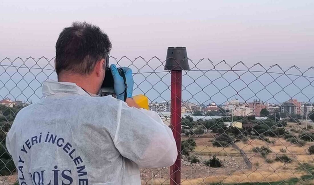 Antalya’da Suriyeli gencin evinin bahçesinde bulunan kümesteki tavukları beslerken yorgun