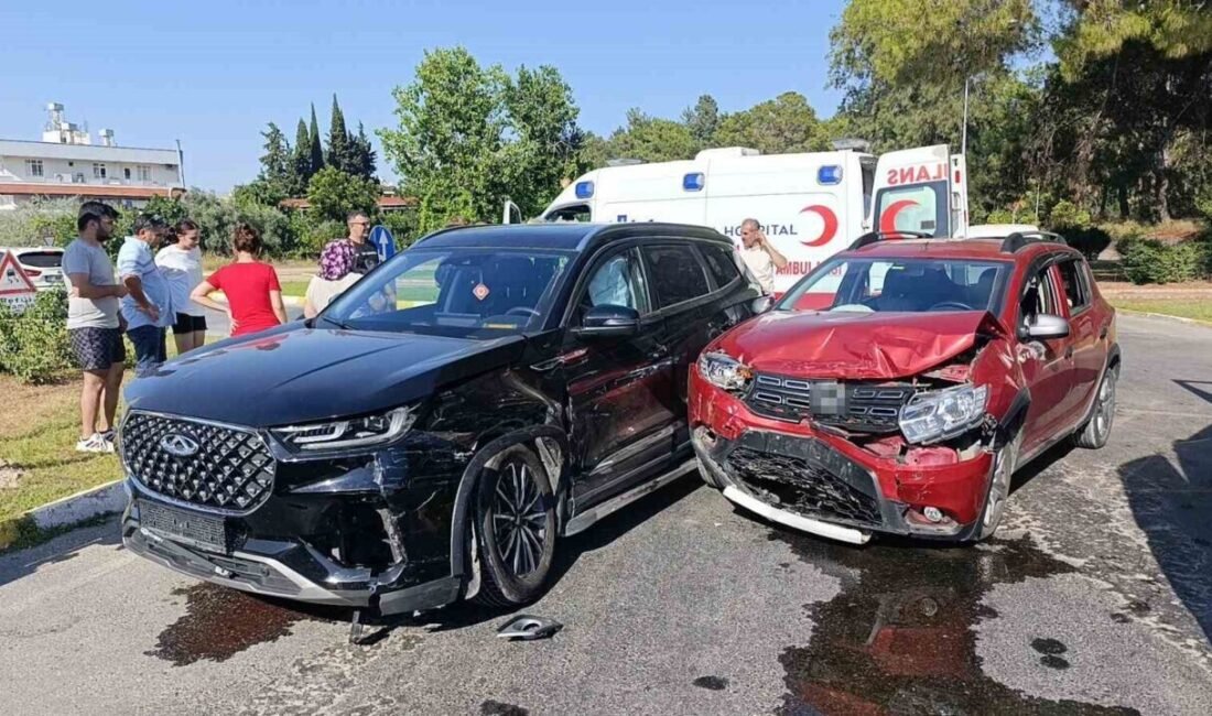 Antalya’nın Manavgat ilçesinde 2 aracın çarpışması sonucunda meydana gelen trafik