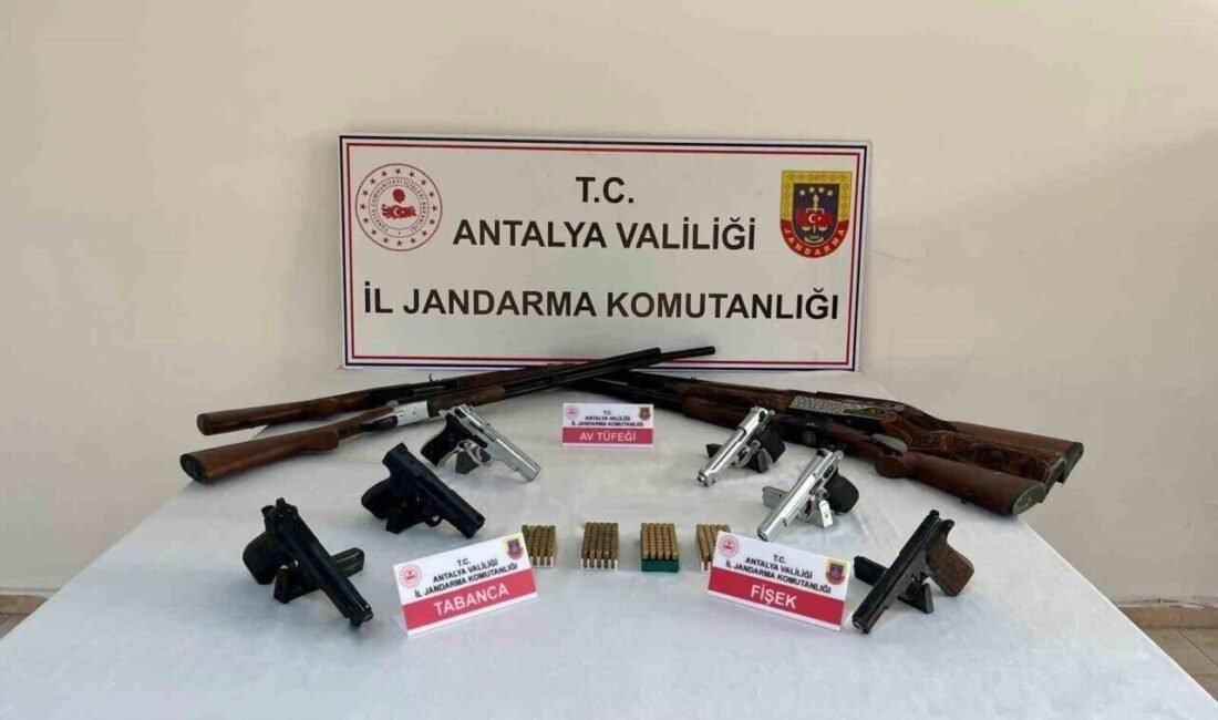 Antalya’nın Serik ilçesinde jandarma ekiplerince 6 farklı adrese düzenlenen operasyonlarda,