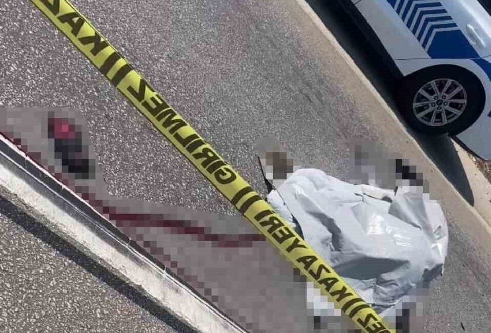 Antalya’da Kemer yolunda sol şeride geçmeye çalışan otomobile, hızla gelen