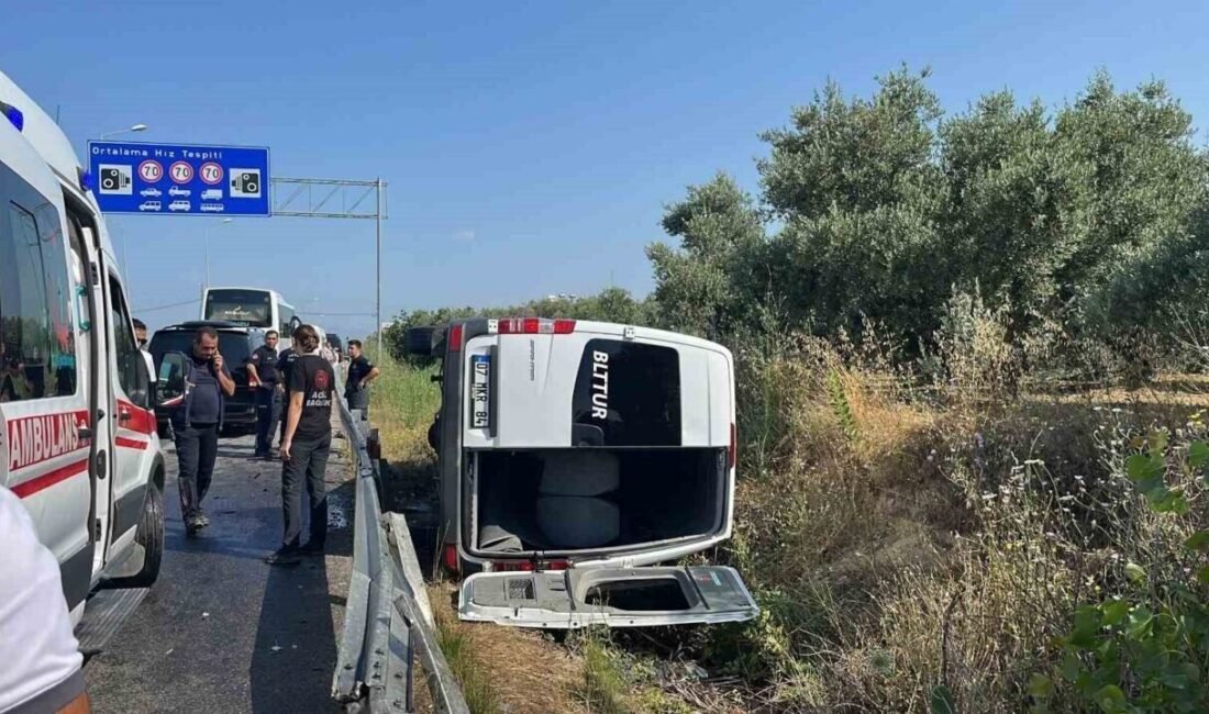 Antalya’nın Manavgat ilçesinde turistleri taşıyan minibüs bariyerlere çarparak şarampole devrildi.