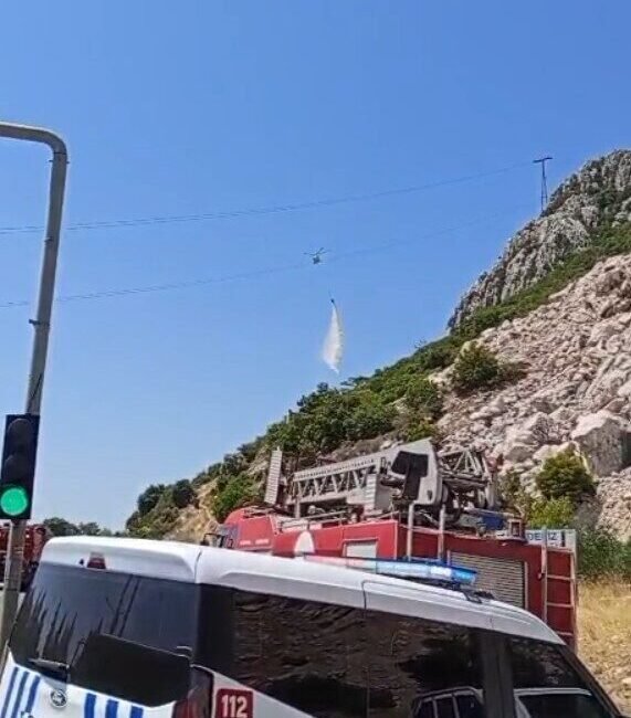 Antalya’nın Konyaaltı ilçesinde ormanlık alanda çıkan yangına havadan ve karadan