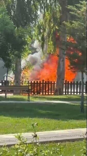 Antalya’da bir otomobilde yangın çıktı. Alev topuna dönen otomobil kullanılamaz