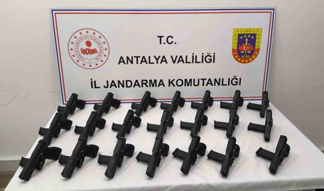 Antalya’da bir eve düzenlenen operasyonda 21 ruhsatsız tabanca, 21 şarjör