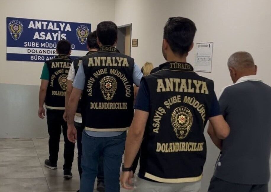 Antalya’da sahte altınla kuyumcuları dolandıran 4 şüpheli yakalandı Antalya’da iki farklı kuyumcuya sahte altın satarak yaklaşık 150 bin