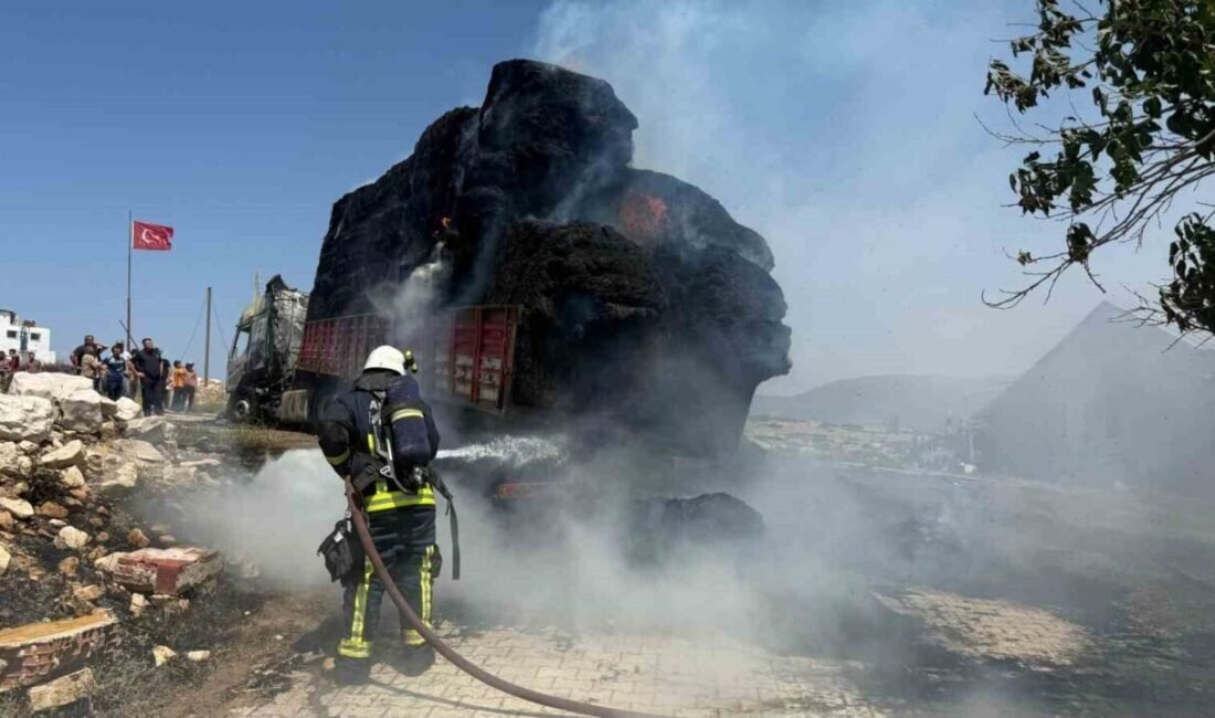 Antalya’nın Korkuteli ilçesinde saman yüklü bir tır mahalle içerisinde alev