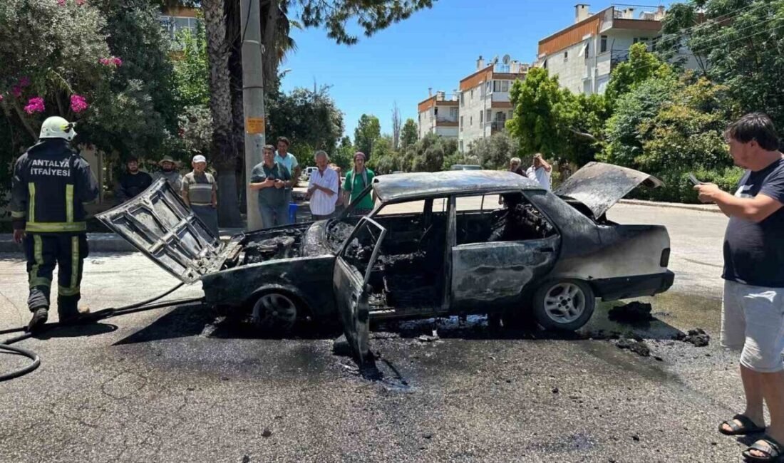 Sıcaklığın 40 derece hissedildiği Antalya’da Tofaş otomobilde çıkan yangın otomobili