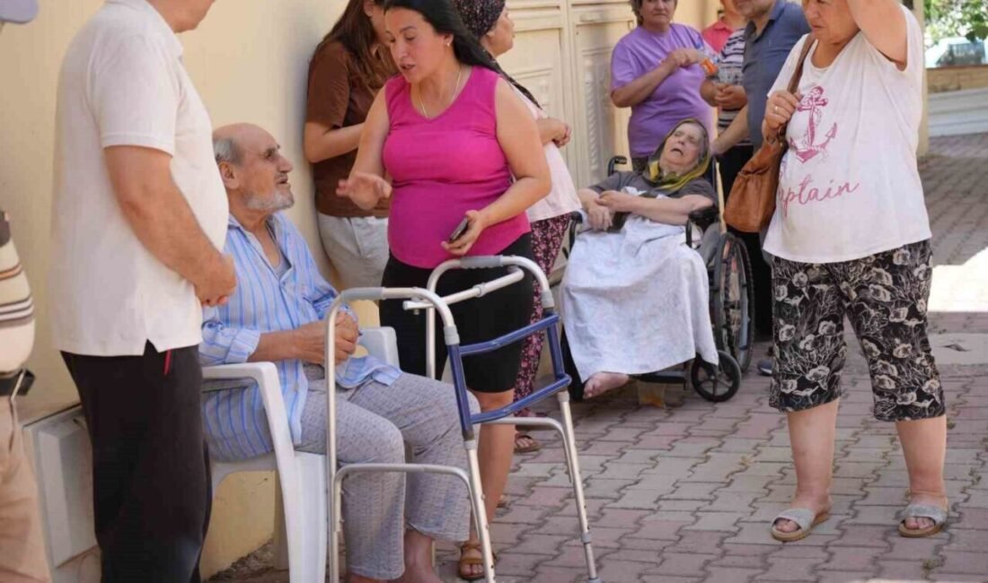 Antalya’nın Kepez ilçesinde bir apartmanın son katında çıkan yangın paniğe