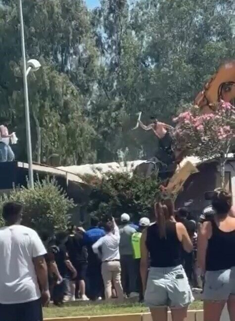 Antalya’nın Aksu ilçesine bağlı turizm bölgesi Kundu’da kaçak olduğu belirtilen