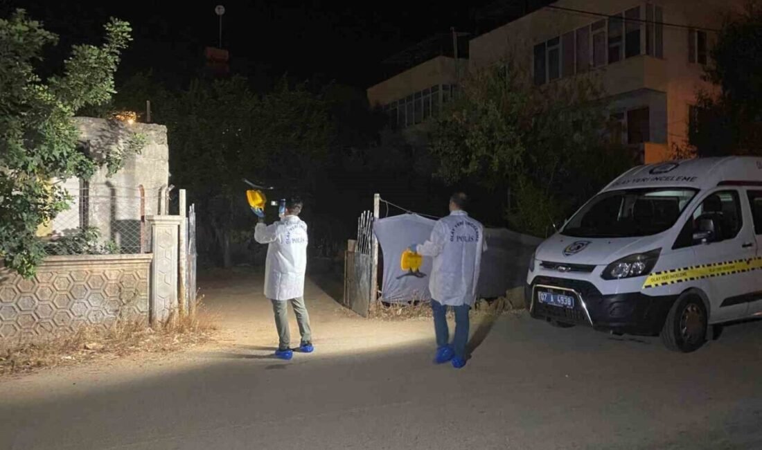 ANTALYA (İHA) – Antalya’da, evinin bahçesinde bulunan kümesteki tavukları besleyen