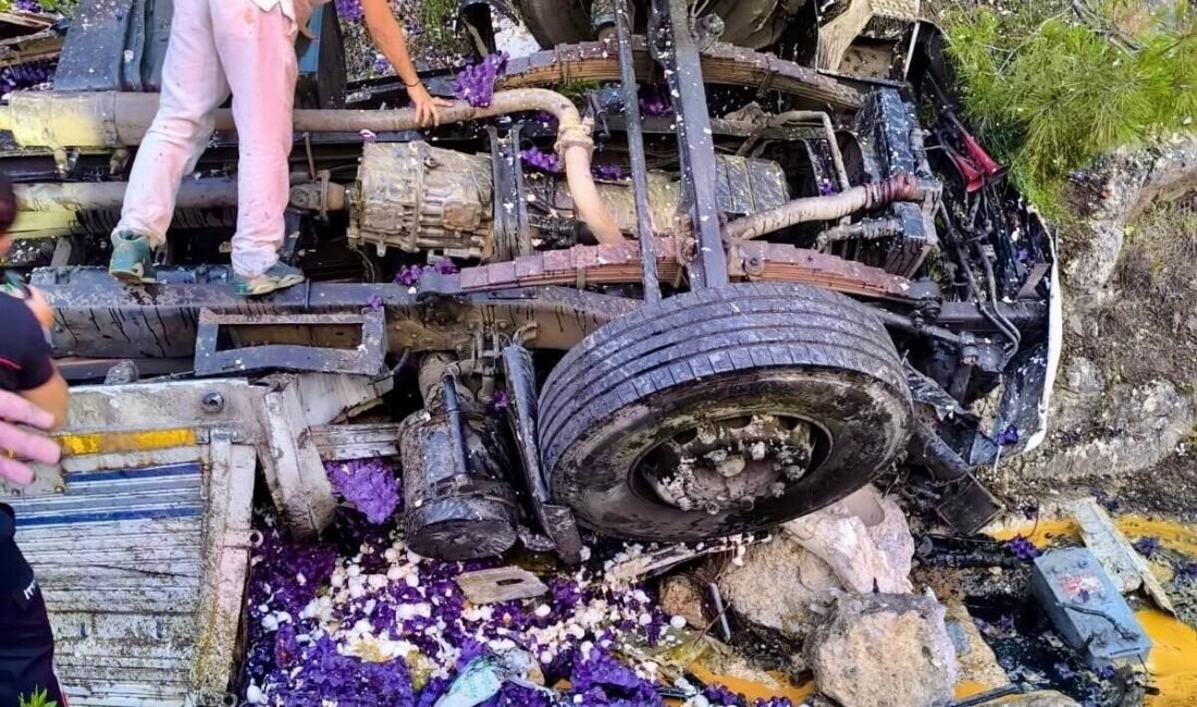 Antalya’da kontrolden çıkan yumurta yüklü kamyonun devrilmesi sonucu meydana gelen