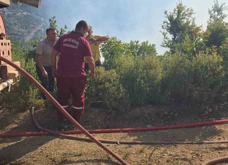 Antalya’nın Aksu ilçesi Kurşunlu mevkiinde sabah saatlerinde çıkan orman yangını