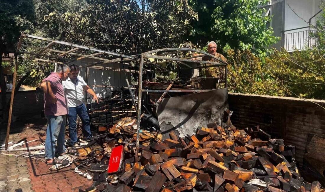 Antalya’da bir apartmanın arkasında bulunan odunlukta çıkan yangın paniğe yol