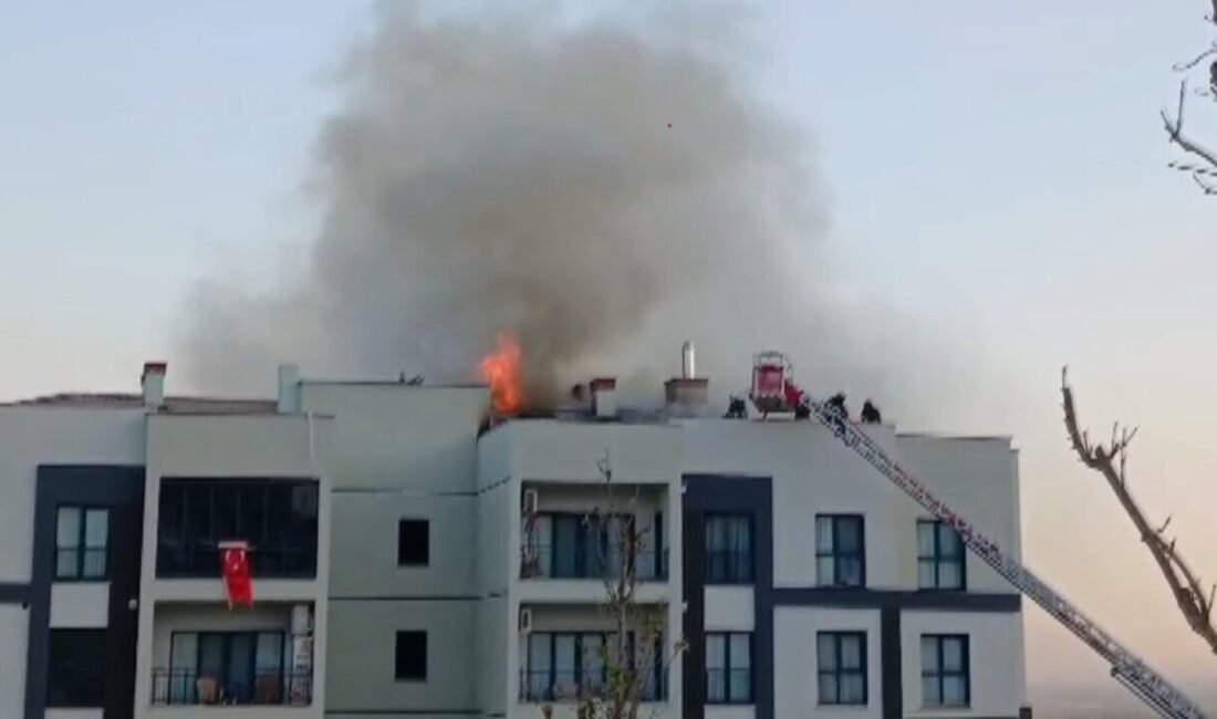 Hatay’ın Kırıkhan ilçesinde apartmanın çatı katında çıkan yangın, itfaiye ekipleri