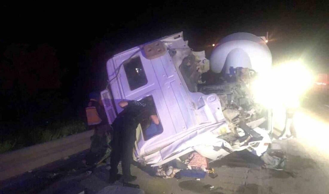 Antalya-Burdur karayolunda meydana gelen kazada, emniyet şeridinde bekleyen arızalı tıra