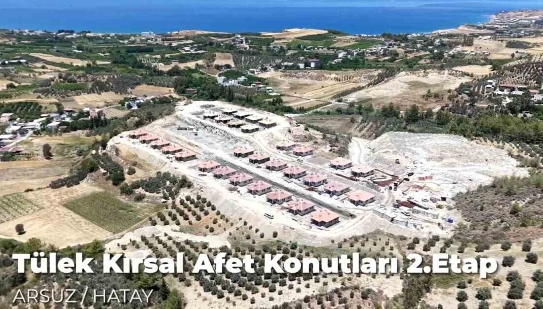 Hatay’ın Arsuz ilçesinde deniz manzaralı kırsal afet konutları yükselmeye devam